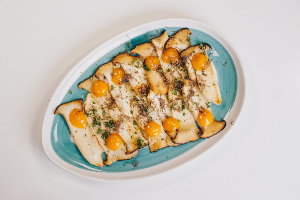 Carpaccio de boletus con ralladura de trufa negra y yemmy clásica. 2.