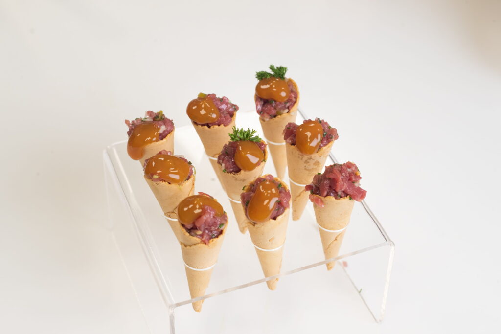 Conos de steak tartar con salsa de yema de soja.