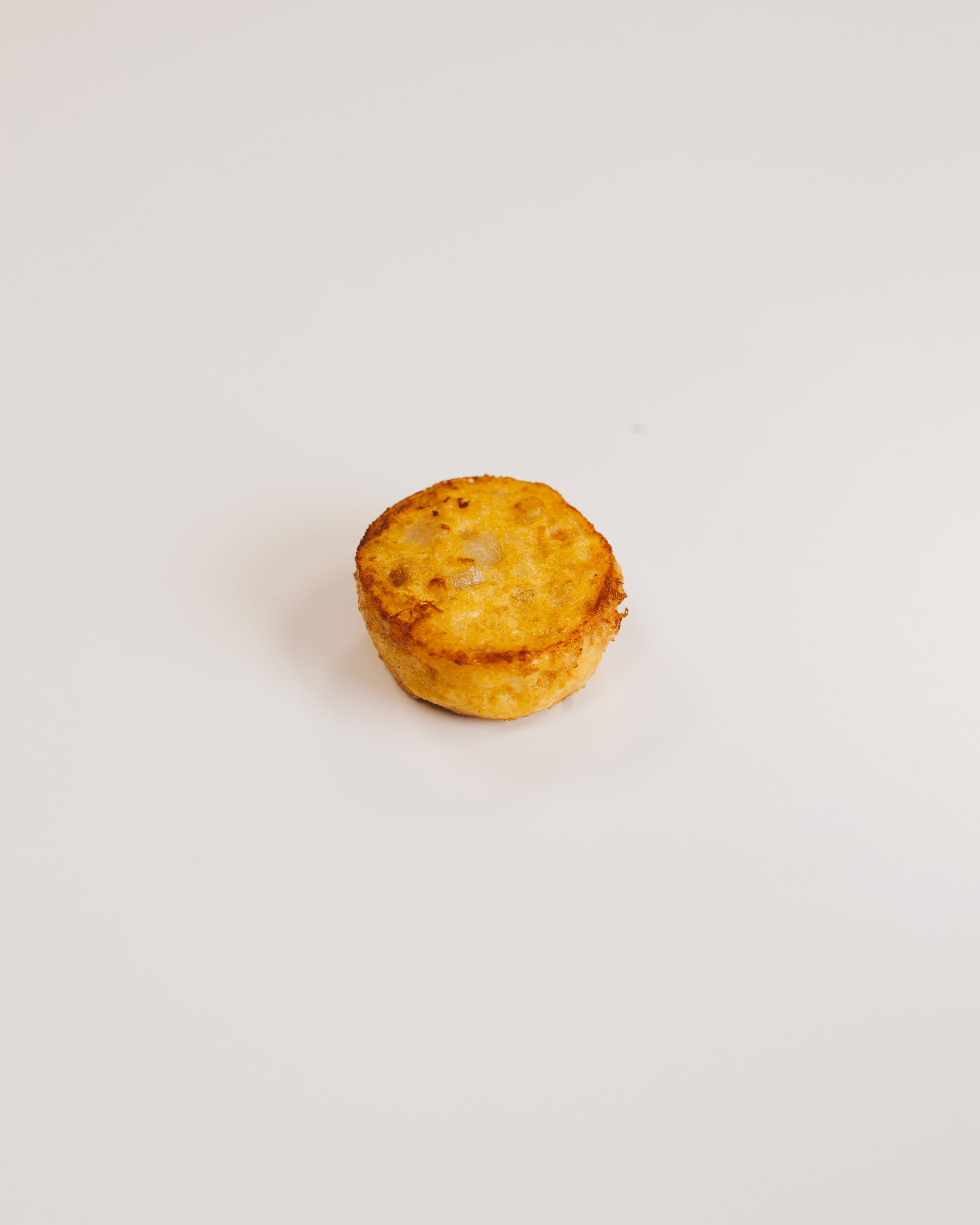 Mini tortilla de cebolla caramelizada. 25 gramos.