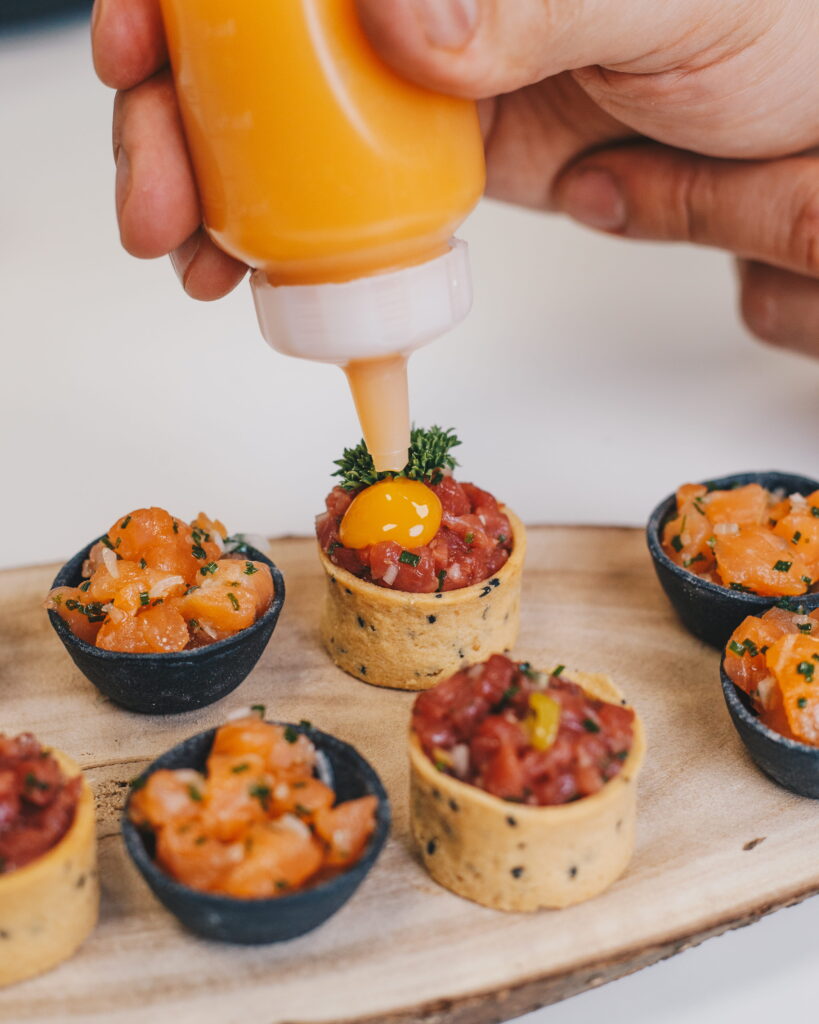Tartaleta de steak tartar y de tartar de salmón con yemmy ahumada.