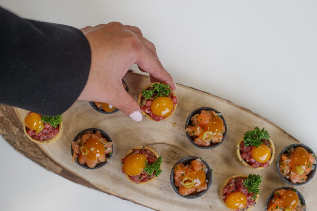 Tartaleta de steak tartar y de tartar de salmón con yemmy ahumada. 7.