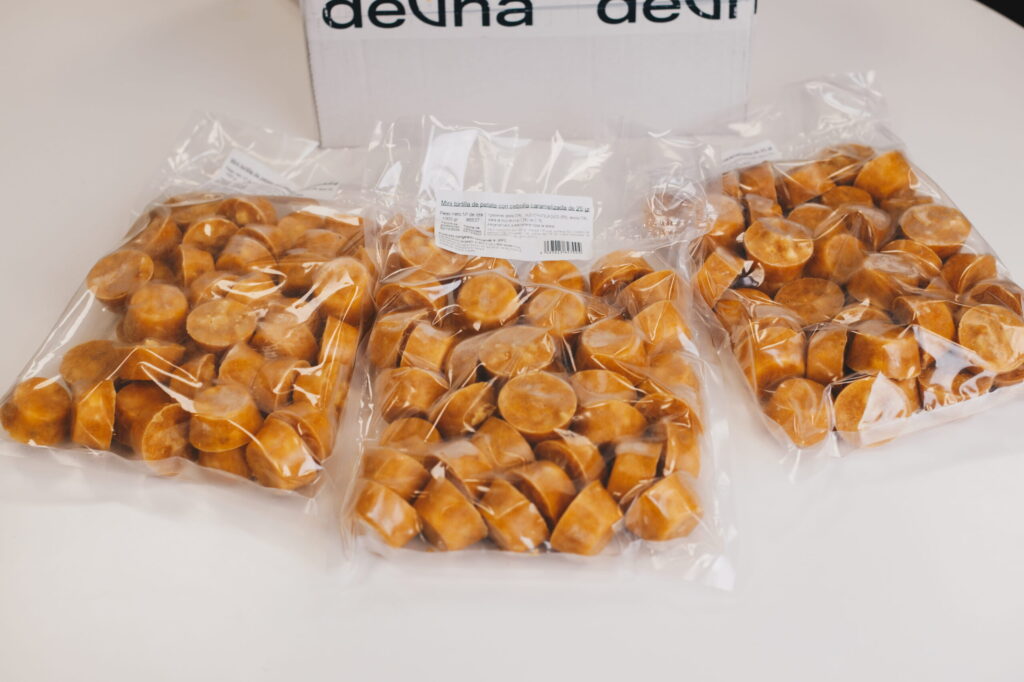 Unboxing caja de mini tortilla con cebolla caramelizada de 25 gramos.